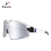 Mountainbike gespiegelt mit photochromer Sport-Sonnenbrille